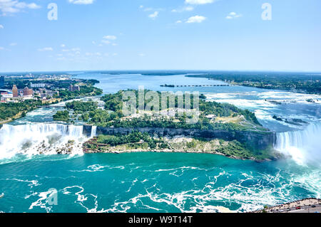 Schönen Niagara Falls im Sommer auf einer klaren sonnigen Tag, Blick von der kanadischen Seite. Niagara Falls, Ontario, Kanada Stockfoto