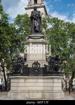 LONDON, Großbritannien - 26. JULI 2018: Statue von William Ewart Gladstone vor der St. Clement Danes Church in The Strand Stockfoto