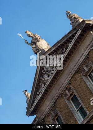 LONDON, Großbritannien - 26. JULI 2018: Statue der Britannia auf dem Old Billingsgate Fish Market Building Stockfoto