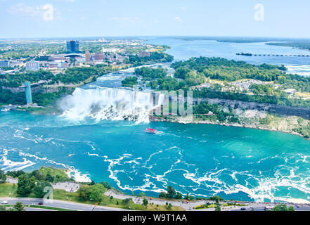 Schönen Niagara Falls im Sommer auf einer klaren sonnigen Tag, Blick von der kanadischen Seite. Niagara Falls, Ontario, Kanada Stockfoto