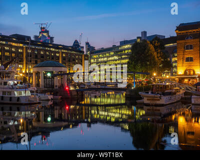 LONDON, Großbritannien - 26. JULI 2018: St Katherine Docks Marina bei Nacht Stockfoto