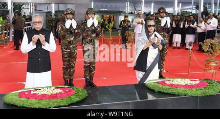 Dhaka, Bangladesch. 15 Aug, 2019. Bangladeshi Präsident Abdul Hamid (L, vorne) und der Premierministerin Sheikh Hasina (R, vorne) Hommage an Bangladeschs Gründervater Bangabandhu Scheich Mujibur Rahman in Dhaka, Bangladesch am 15 August, 2019. Mit der nationalen Flagge auf Halbmast, Bangladesch ist die Beachtung der nationalen Trauer Tag am Donnerstag, den 44. Jahrestag der Ermordung des Landes der Gründervater Bangabandhu Scheich Mujibur Rahman. Quelle: Xinhua/Alamy leben Nachrichten Stockfoto