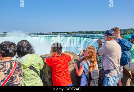 NIAGARA FALLS, Kanada - 25. JULI 2019: Leute, die selfie über Niagara Falls an einem schönen, sonnigen Tag. Kanadische anzeigen. Niagara Falls sind drei Stockfoto