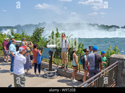 NIAGARA FALLS, Kanada - 25. JULI 2019: Leute, die selfie über Niagara Falls an einem schönen, sonnigen Tag. Kanadische anzeigen. Niagara Falls sind drei Stockfoto