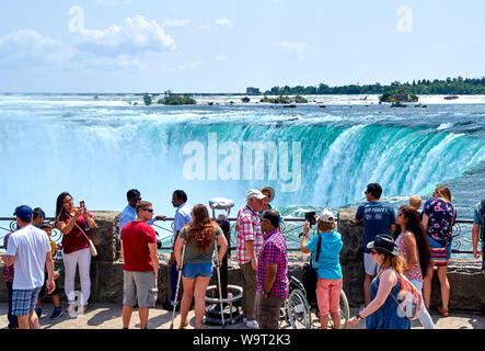 NIAGARA FALLS, Kanada - 25. JULI 2019: Leute, die selfie über Niagara Falls an einem schönen, sonnigen Tag. Kanadische anzeigen. Niagara Falls sind drei Stockfoto