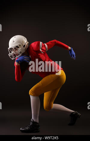 Bild der Sportlerin im Helm, die in der leeren schwarzen Hintergrund isoliert. Stockfoto