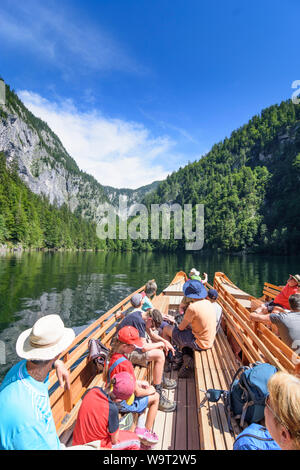 Grundlsee: Toplitzsee (See Toplitz), Blick zum östlichen Ende des Sees, Leute an Bord (Plätte) im Ausseerland-Salzkammergut, Steiermark Stockfoto