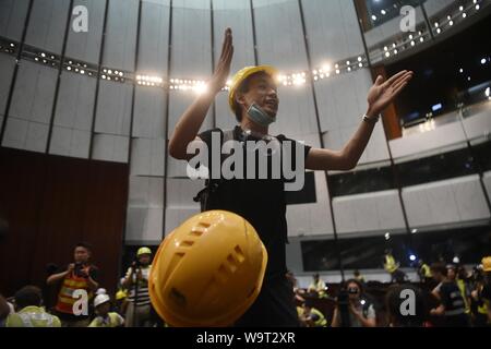 (190815) - HONGKONG, 15 August, 2019 (Xinhua) - gewalttätige Radikale brechen und geben Sie den Gesetzgebenden Rat Gebäude in Hong Kong, South China, 1. Juli 2019. Zwei Monate auf, der Eskalation der Gewalt in Hongkong hat einen schweren Tribut von der sozialen Ordnung. Gewalttätige radikale verpflichtet, Vandalismus, blockiert der Fahrspuren, belästigt urbanen Pendler und Brände an. Viele haben sich für eine Bremse auf die krasse Gewalt und für die Ordnung wiederhergestellt werden. (Xinhua) Stockfoto