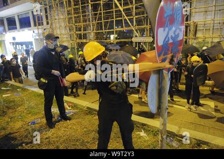 (190815) - HONGKONG, 15 August, 2019 (Xinhua) - ein gewalttätiger radikalen Angriffe der Polizei mit einer Steinschleuder in Sheung Wan, South China Hongkong, 28. Juli 2019. Zwei Monate auf, der Eskalation der Gewalt in Hongkong hat einen schweren Tribut von der sozialen Ordnung. Gewalttätige radikale verpflichtet, Vandalismus, blockiert der Fahrspuren, belästigt urbanen Pendler und Brände an. Viele haben sich für eine Bremse auf die krasse Gewalt und für die Ordnung wiederhergestellt werden. (Xinhua) Stockfoto