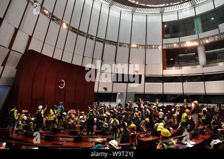 (190815) - HONGKONG, 15 August, 2019 (Xinhua) - gewalttätige Radikale brechen und geben Sie den Gesetzgebenden Rat Gebäude in Hong Kong, South China, 1. Juli 2019. Zwei Monate auf, der Eskalation der Gewalt in Hongkong hat einen schweren Tribut von der sozialen Ordnung. Gewalttätige radikale verpflichtet, Vandalismus, blockiert der Fahrspuren, belästigt urbanen Pendler und Brände an. Viele haben sich für eine Bremse auf die krasse Gewalt und für die Ordnung wiederhergestellt werden. (Xinhua) Stockfoto