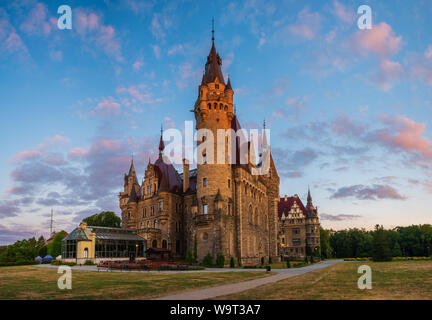 Schloss Moszna in die Strahlen der aufgehenden Sonne, in der Nähe von Oppeln, Schlesien, Polen. Stockfoto