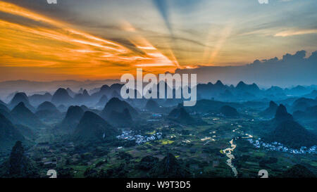 Cuiping Zhuge, Guilin, Guangxi, China. 11 Aug, 2019. Ein Luftbild zeigt den Sonnenuntergang über dem Putao Wuzhi Berg in Cuiping Zhuge Dorf, Guilin, Guangxi, China. Credit: SIPA Asien/ZUMA Draht/Alamy leben Nachrichten Stockfoto