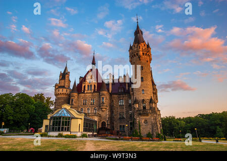 Moszna in der Nähe von Opole, Niederschlesien, Poland-July 2019: Schloss Moszna in die Strahlen der aufgehenden Sonne, in der Nähe von Oppeln, Schlesien, Polen. Stockfoto