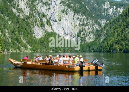 Grundlsee: Toplitzsee (See Toplitz), Blick zum östlichen Ende des Sees, Leute an Bord (Plätte) im Ausseerland-Salzkammergut, Steiermark Stockfoto