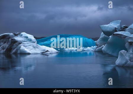 Schwimmende Eis in Jokulsarlon Lagune, Island. Jokulsarlon (wörtlich "Glacial River Lagoon') ist ein Gletschersee im Südosten von Island, auf der Kante Stockfoto
