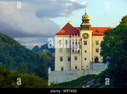 Pieskowa Skala, Krakau, Poland-July 2019: Schloss Pieskowa Skala, in Ojcowski Nationalpark Stockfoto