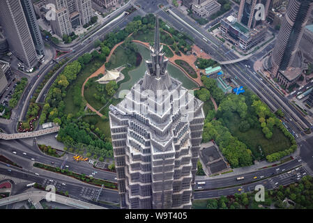 Shanghai, China - 20. April 2019: Luftaufnahme von Lujiazui zentrale Grün- und Jinmao Tower. Shanghai ist die bevölkerungsreichste Stadt in China. Stockfoto