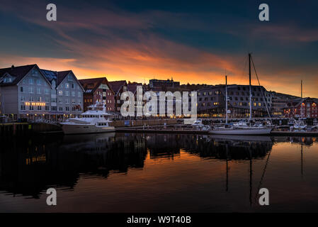 Tromsø, Norwegen - 17. August 2016: Blick auf den Sonnenuntergang über dem Hafen von Tromsø. Tromso liegt im Norden von Norwegen, nördlich des Polarkreises Stockfoto