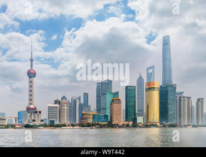 Geschäftsviertel Pudong und den Fluss Huangpu, gesehen vom Bund mit Oriental Pearl Tower Nach links und Nach rechts Shanghai Tower, Shanghai, China Stockfoto