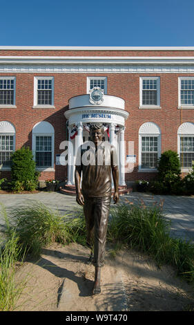 Lebensgroße Bronzestatue von John F. Kennedy (JFK) von Bildhauer David Lewis vor dem JFK Museum in Hyannis, Massachusetts. John F. Kennedy (1917 Stockfoto