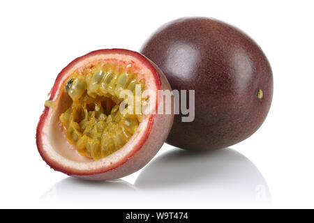 Ganze und halbe Leidenschaft Früchte auf weißem Hintergrund Stockfoto