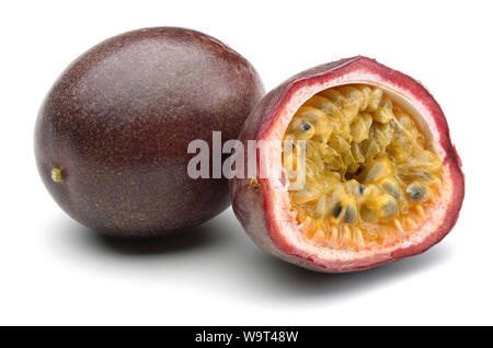 Ganze und halbe Leidenschaft Früchte auf weißem Hintergrund Stockfoto