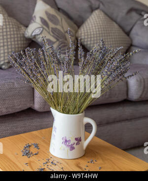 Getrocknetem Lavendel in einem Krug in einem modernen Ambiente. Stockfoto