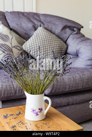 Getrocknetem Lavendel in einem Krug in einem modernen Ambiente. Stockfoto