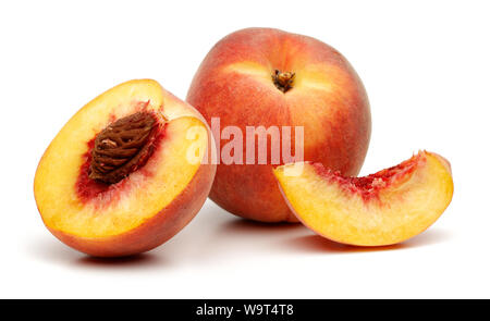 Ganze und aufgeschnittene Pfirsich Früchte auf weißem Hintergrund Stockfoto