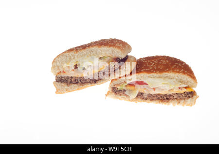 Burger King Whopper mit Käse unmöglich in der Hälfte zeigen, Vegetarisch, auf pflanzlicher Basis, Fleisch frei Patty Stockfoto