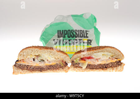 Burger King Whopper mit Käse unmöglich in der Hälfte zeigen, Vegetarisch, auf pflanzlicher Basis, Fleisch frei Patty mit Wrapper Stockfoto