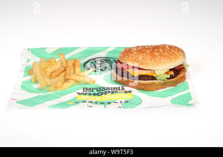 Burger King unmöglich Whopper mit Käse & Pommes frites auf Wrapper ein Vegetarischer Burger Sandwich mit einer unmöglichen Lebensmittel fleischlose, auf pflanzlicher Basis Stockfoto