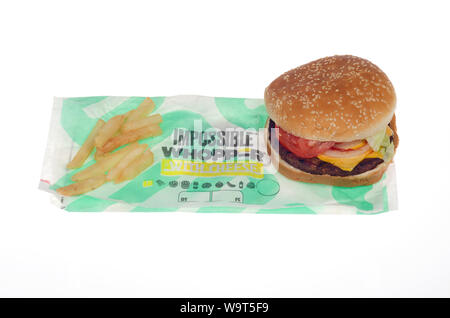 Burger King unmöglich Whopper mit Käse und Pommes frites auf der Verpackung. Eine vegetarische, auf pflanzlicher Basis, Fleisch gratis Sandwich Stockfoto