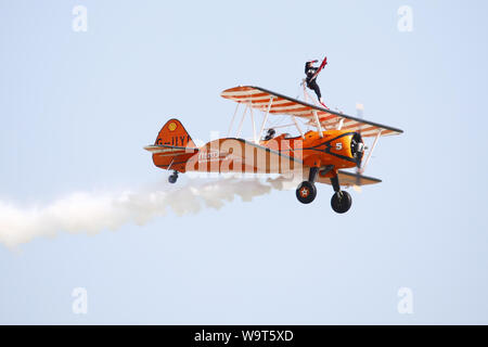 Eastbourne, Großbritannien. 15. Aug 2019. UK Wetter. Die Airbourne air show erhält unterwegs mit dem Kunstflug super wingwalkers Unterhaltung der Massen. Airbourne läuft für 4 Tage und ist größte Airshow in Großbritannien. Eastbourne, East Sussex, UK. Credit: Ed Brown/Alamy leben Nachrichten Stockfoto