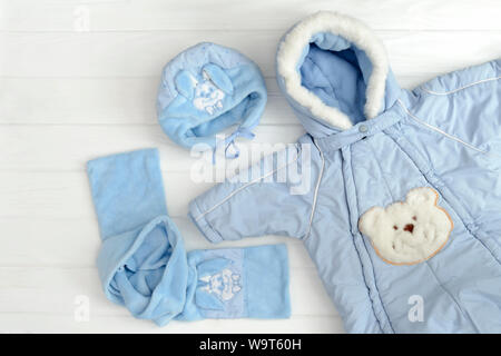 Herbst oder Winter Fashion Outfit. Baby Boy blue Kleidung auf den weißen Hintergrund. Stockfoto