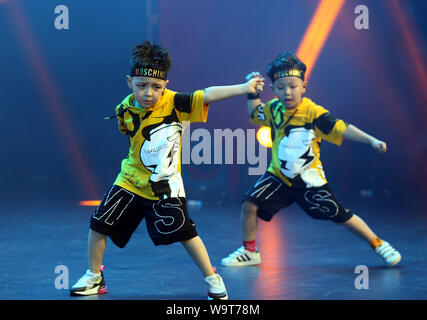 Shanghai, China. 15 Aug, 2019. Zwei Jungen Durchführen einer Street Dance, wie sie in einem Pop dance Contest in der East China Shanghai, 15 August, 2019 konkurrieren. Quelle: Ren Long/Xinhua/Alamy leben Nachrichten Stockfoto