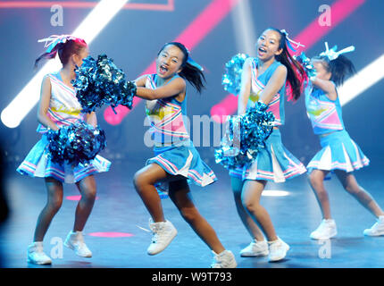 Shanghai, China. 15 Aug, 2019. Kandidaten gekleidet im Cheerleader Outfit konkurrieren in einem Pop dance Contest in der East China Shanghai, 15 August, 2019. Quelle: Ren Long/Xinhua/Alamy leben Nachrichten Stockfoto