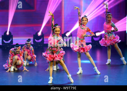 Shanghai, China. 15 Aug, 2019. Die Teilnehmer führen eine Latin Dance, wie sie in einem Pop dance Contest in der East China Shanghai, 15 August, 2019 konkurrieren. Quelle: Ren Long/Xinhua/Alamy leben Nachrichten Stockfoto