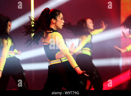 Shanghai, China. 15 Aug, 2019. Die Teilnehmer führen eine Street Dance, wie sie in einem Pop dance Contest in der East China Shanghai, 15 August, 2019 konkurrieren. Quelle: Ren Long/Xinhua/Alamy leben Nachrichten Stockfoto