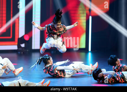 Shanghai, China. 15 Aug, 2019. Die Teilnehmer führen eine Street Dance, wie sie in einem Pop dance Contest in der East China Shanghai, 15 August, 2019 konkurrieren. Quelle: Ren Long/Xinhua/Alamy leben Nachrichten Stockfoto