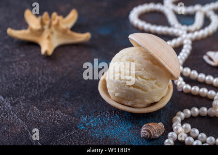 Vanille Eis wie Perle in Muschel kreatives Konzept Deep Sea Star Platz für Text Stockfoto