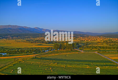 Luftaufnahme der Felder in der Nähe von Sinj mit Strohballen in der Landschaft, Kroatien Stockfoto