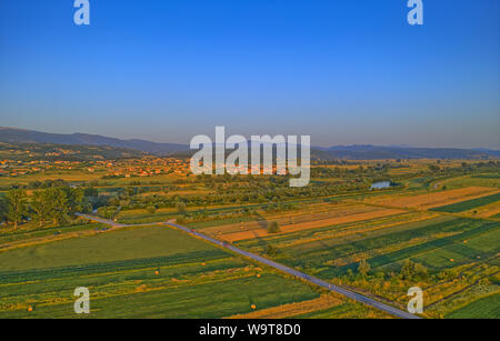 Luftaufnahme der Felder in der Nähe von Sinj mit Strohballen in der Landschaft, Kroatien Stockfoto