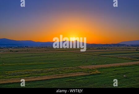 Luftaufnahme der Felder in der Nähe von Sinj Landschaft und die Sonne berühren Horizont Stockfoto