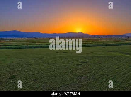 Luftaufnahme der Felder in der Nähe von Sinj Landschaft und die Sonne berühren Horizont Stockfoto