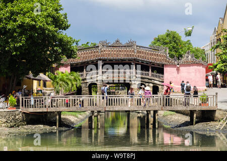 Blick über Thu Bon Fluss zu alten Chua Cau oder Japanese Covered Bridge oder Pagode Brücke von einem Hoi Insel. Hoi An, Provinz Quang Nam, Vietnam, Asien Stockfoto