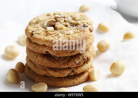 Die Chocolate Chip Cookies auf Teller und Macadamia für Kaffeepause eingestellt Stockfoto