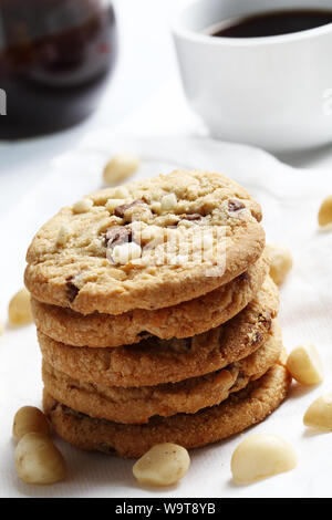 Die Chocolate Chip Cookies auf Teller und Macadamia für Kaffeepause eingestellt Stockfoto