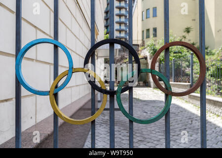 Olympischen Insignien auf Tor, von den Olympischen Spielen in Moskau 1980, offiziell als die Spiele der XXII Olympiade, Chisinau, Moldawien bekannt Stockfoto