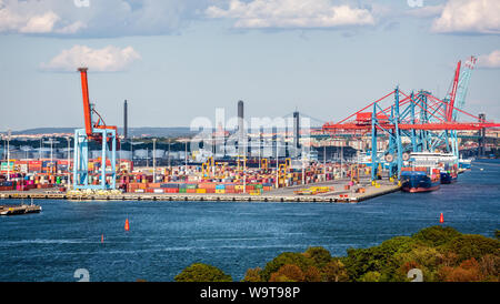 Container Hafen voller Behälter in Göteborg, Schweden am 26. Juli 2019 Stockfoto